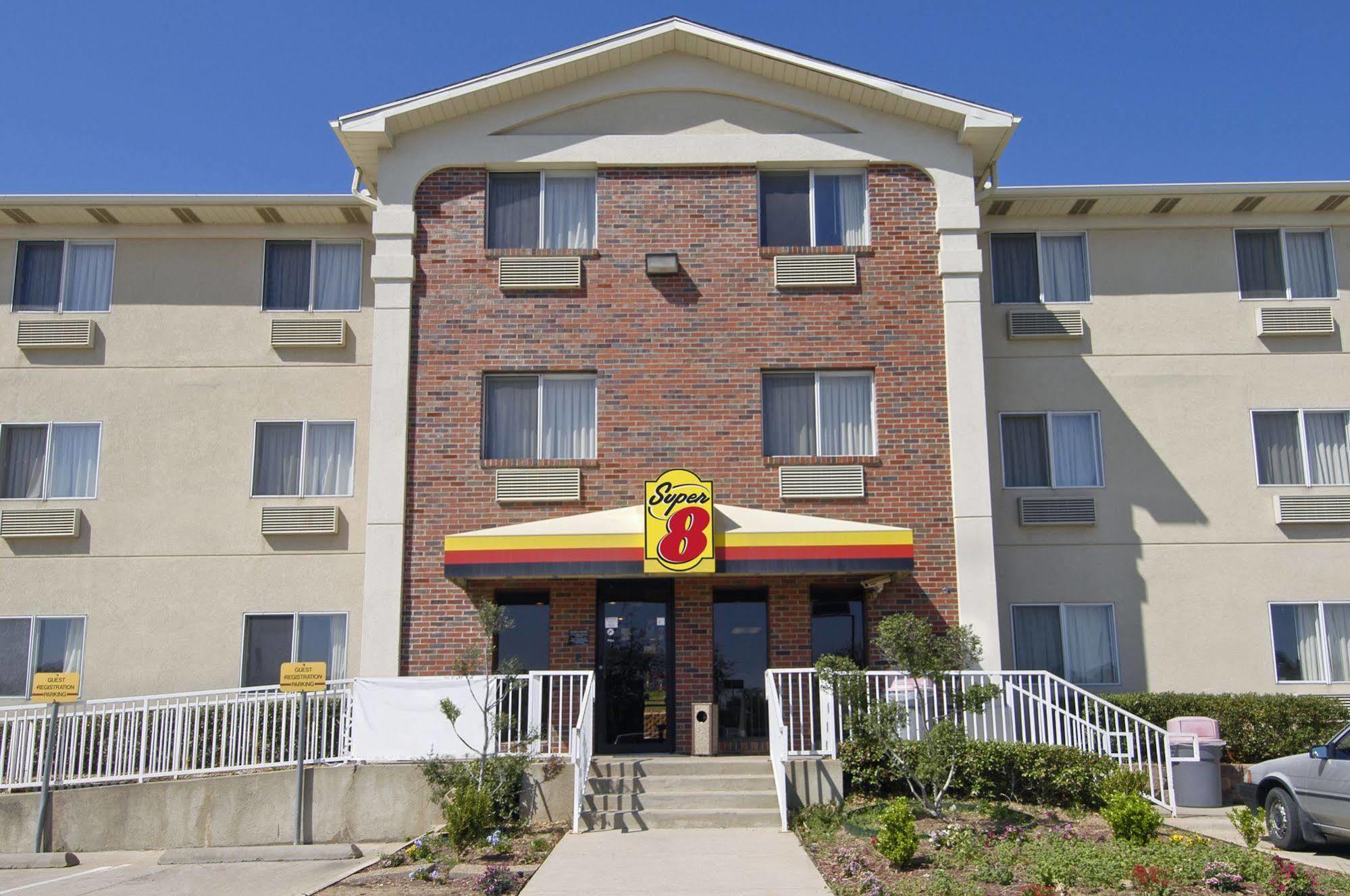 Super 8 By Wyndham Denton Hotel Exterior photo
